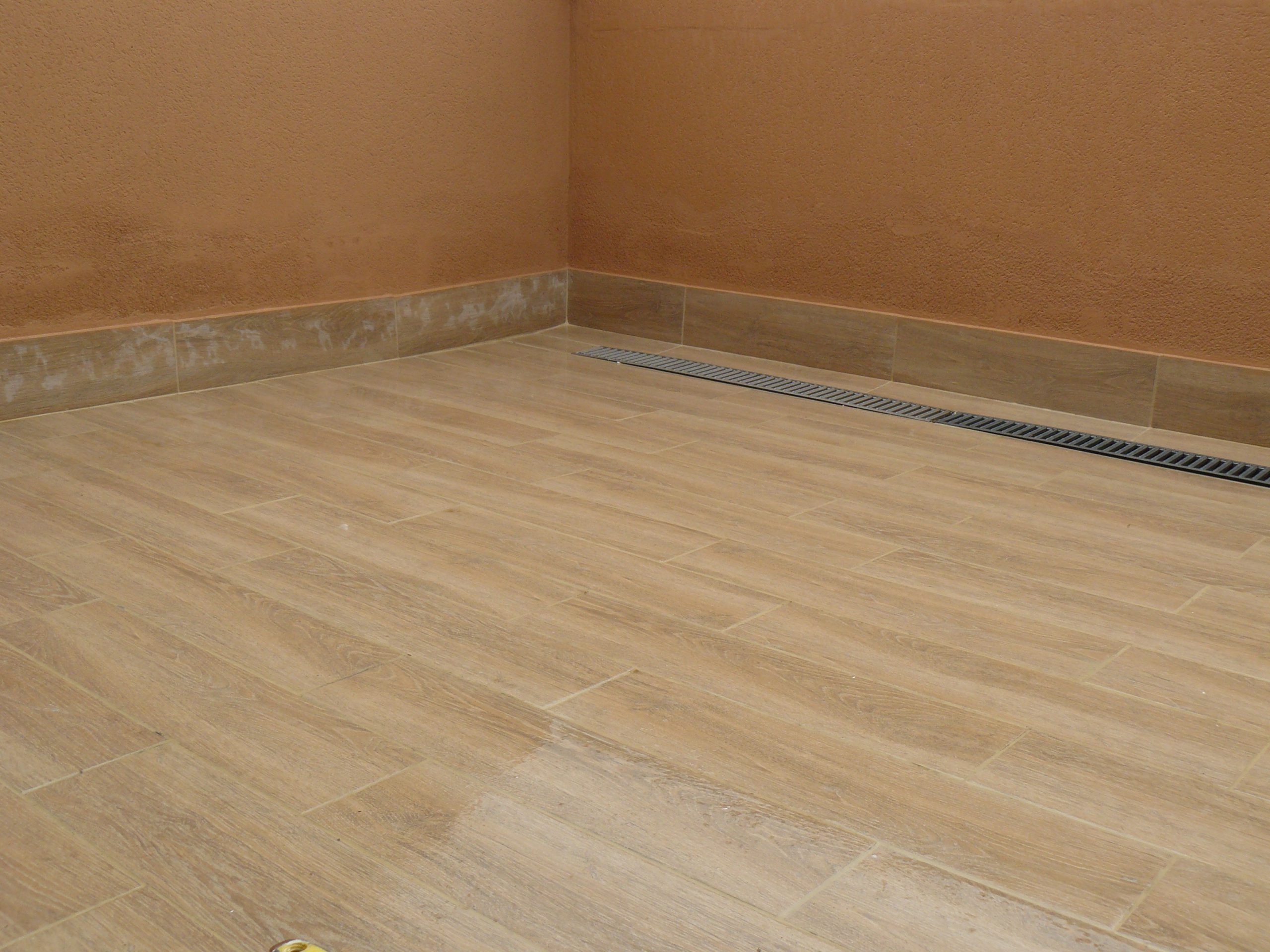 Proyecto de Rehabilitación de una terraza. Suelo revestido con cerámica imitación madera de primera calidad y solución a todos los problemas de aislamiento.