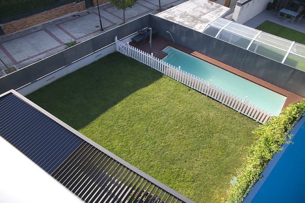 Proyecto de construcción de piscina y jardín en un chalet.