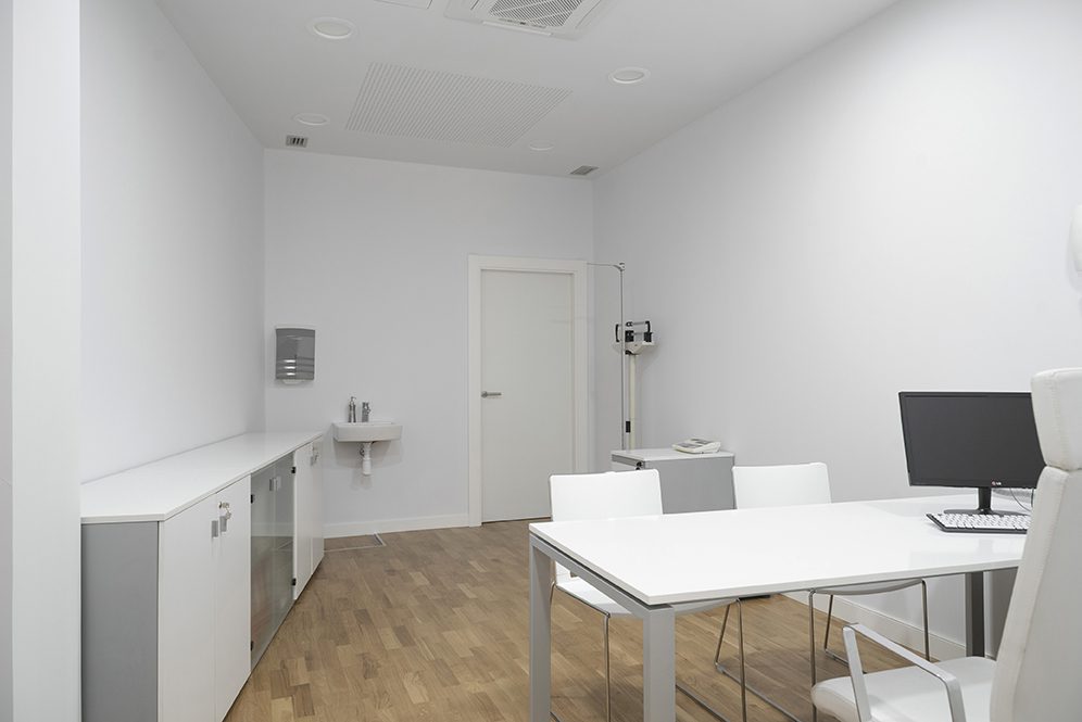 Proyecto de reforma integral de local comercial a pie de calle para una Clínica de nutrición en Pamplona (Navarra). Espacio moderno, cálido y elegante.