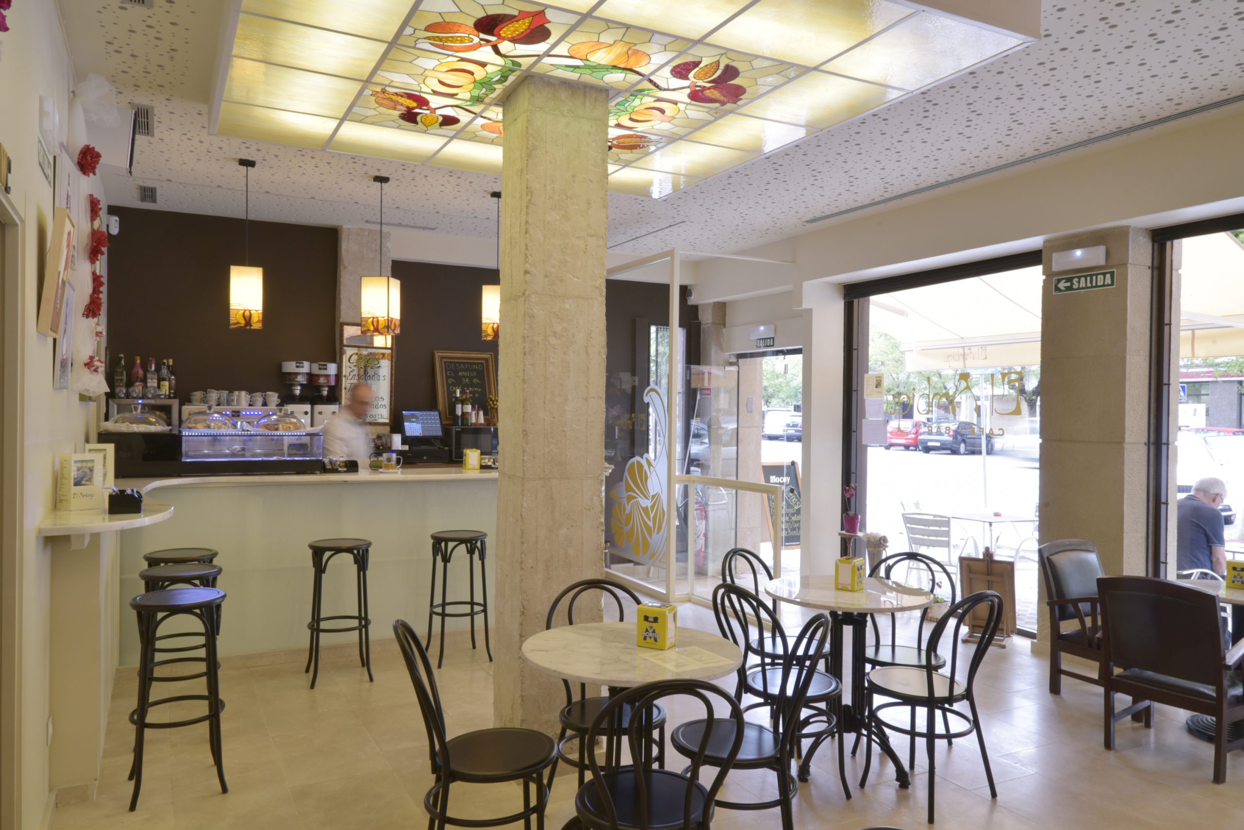 Proyecto de reforma integral de local comercial para la Cafetería Ambigú en el barrio de Iturrama en Pamplona (Navarra). Decoración moderna combinada con elementos Art Decó, combina mobiliario oscuro con ambiente claro.