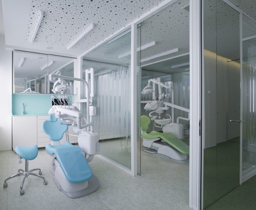 Proyecto de reforma integral de local comercial para la clínica dental Lekuona en Pamplona (Navarra). Diseño moderno y luminoso en tonos blanco, azul y verde claros.