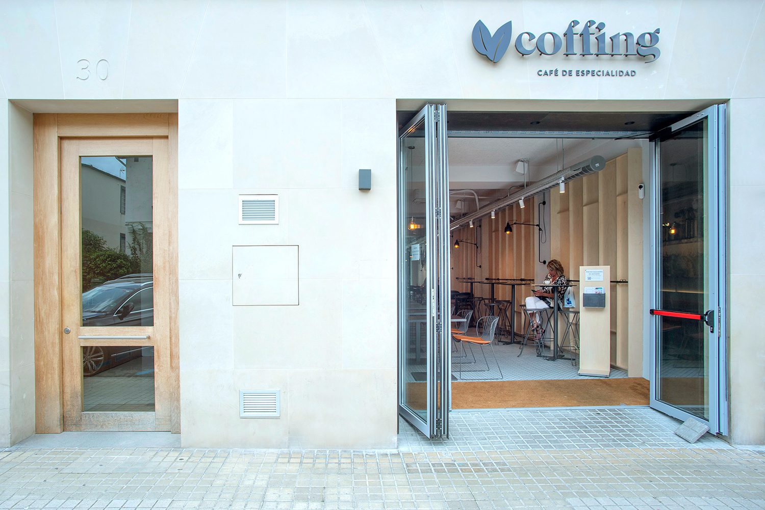 Fachada de la Cafetería Coffing Pamplona sita en Aralar 30.