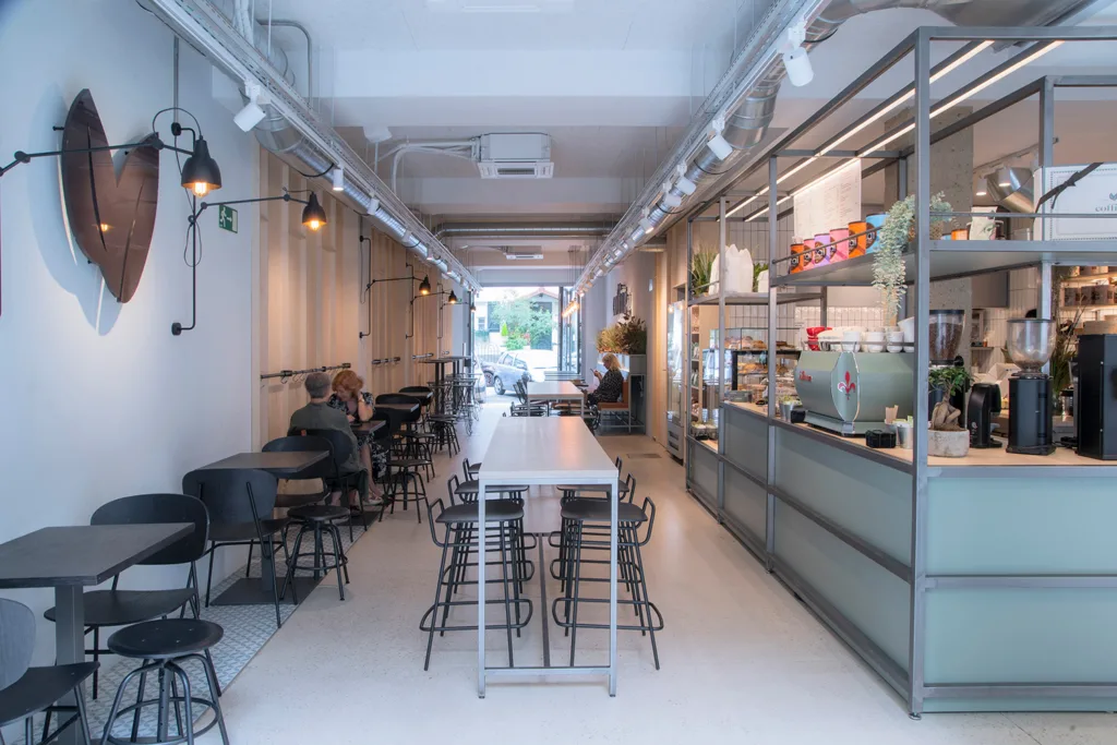 Vista del interior de la Cafetería Coffing Pamplona sita en Aralar 30.