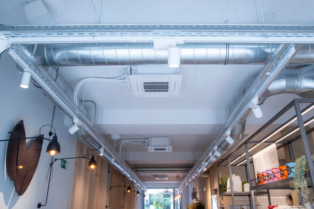 Vista del techo, conducto de ventilación y aire acondicionado, de la Cafetería Coffing Pamplona sita en Aralar 30.