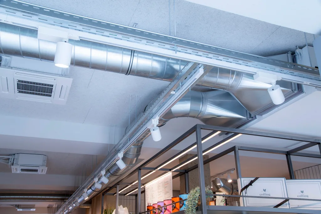 Vista del techo, conducto de ventilación y aire acondicionado, de la Cafetería Coffing Pamplona sita en Aralar 30.