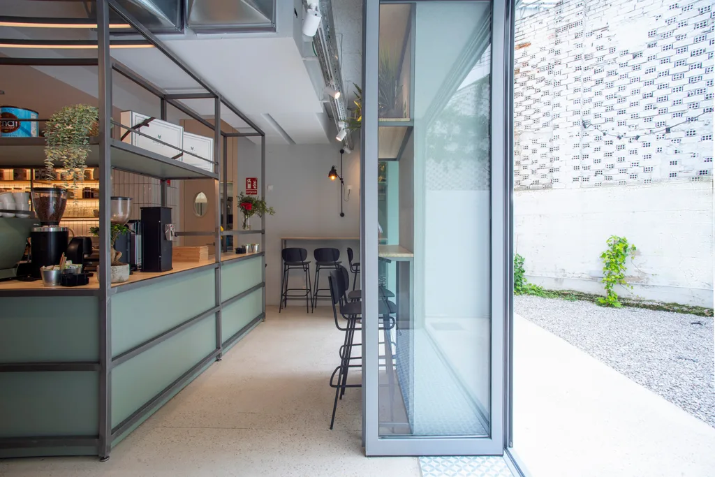 Interior de la Cafetería Coffing Pamplona sita en Aralar 30.