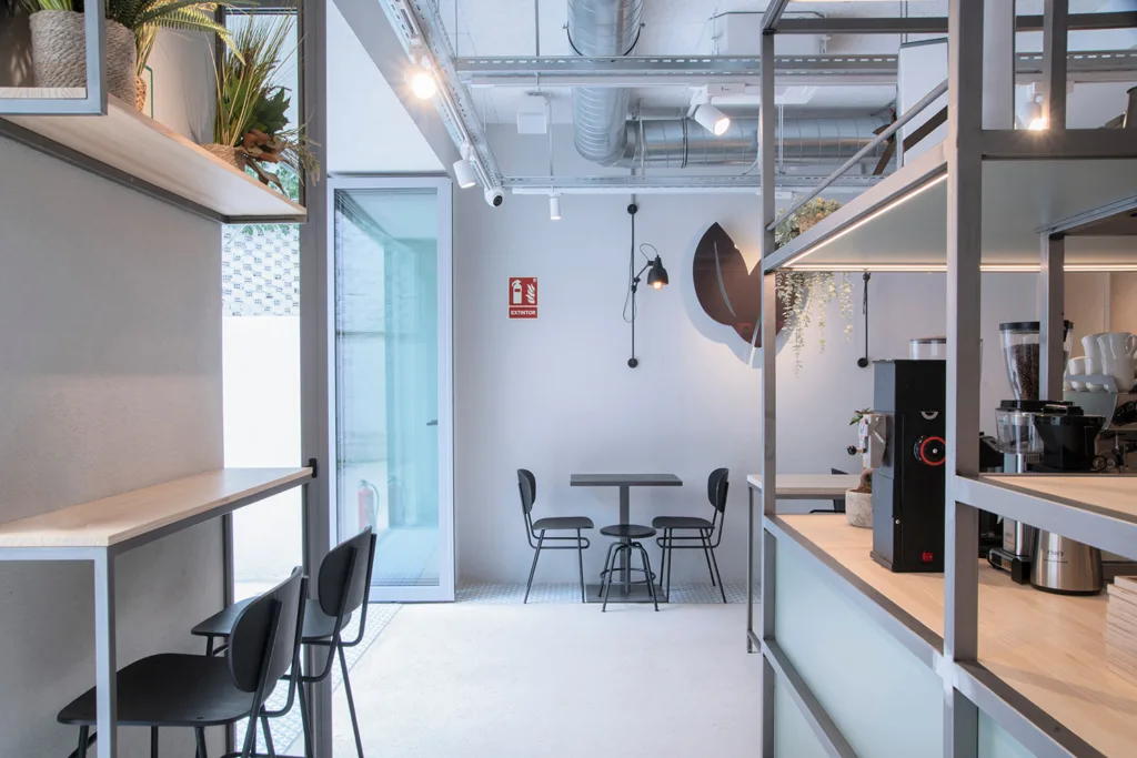 Interior de la Cafetería Coffing Pamplona sita en Aralar 30.