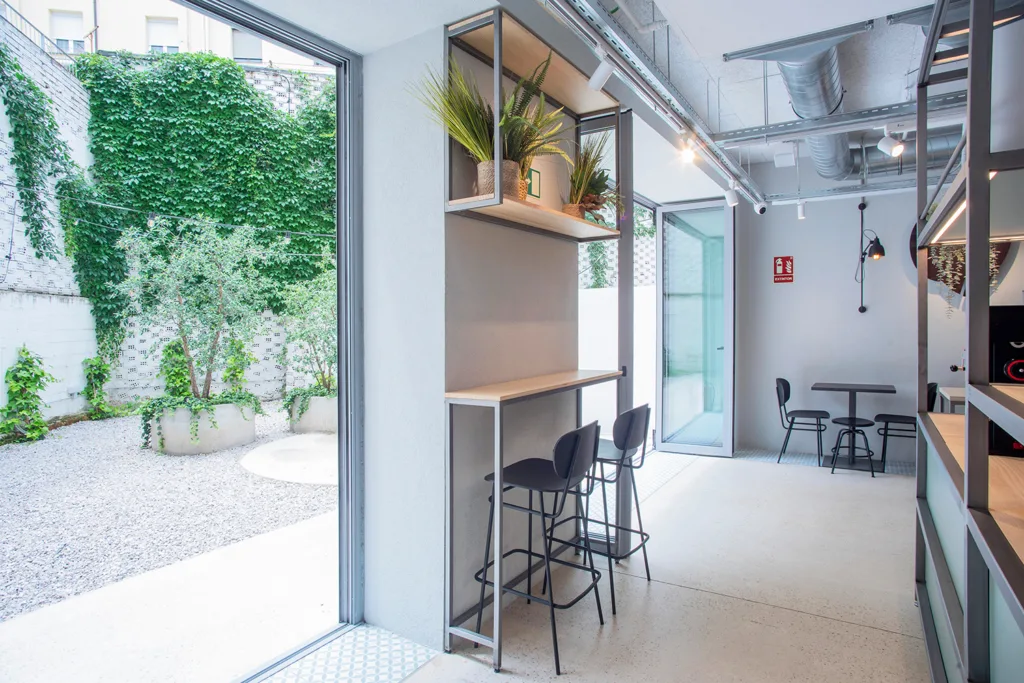 Interior de la Cafetería Coffing Pamplona sita en Aralar 30.