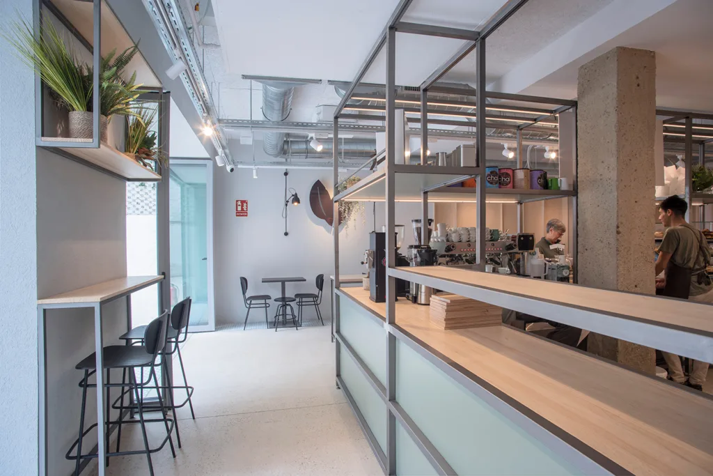 Interior de la Cafetería Coffing Pamplona sita en Aralar 30.