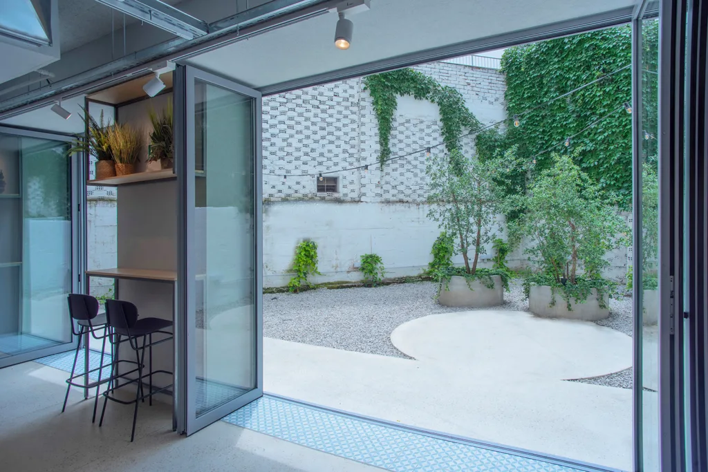 Vista del patio de la Cafetería Coffing Pamplona sita en Aralar 30.