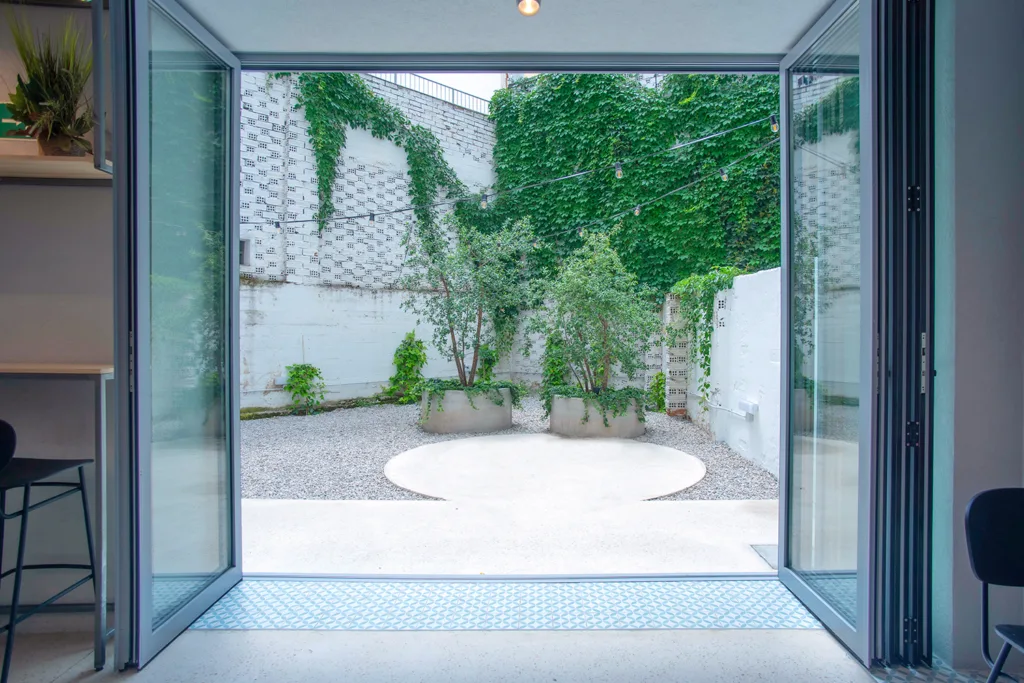 Vista del patio de la Cafetería Coffing Pamplona sita en Aralar 30.