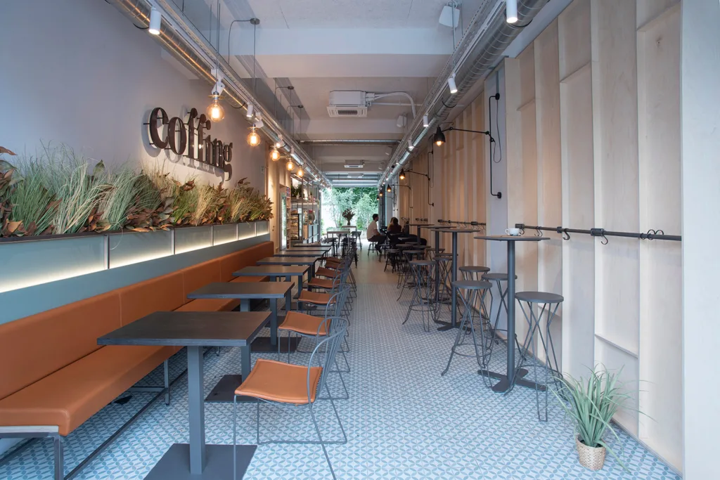 Entrada de la Cafetería Coffing Pamplona sita en Aralar 30.