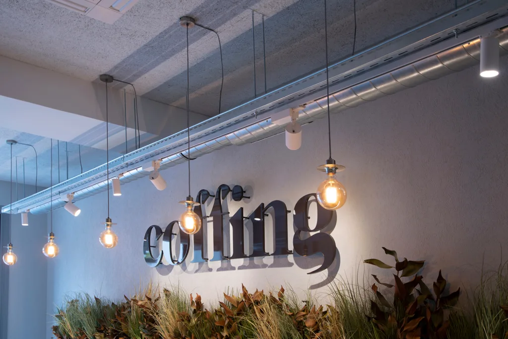 Iluminación de la Cafetería Coffing Pamplona sita en Aralar 30.