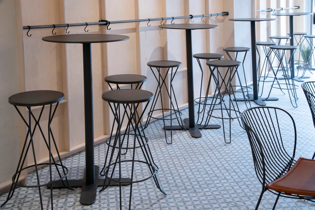 Mobiliario de la Cafetería Coffing Pamplona sita en Aralar 30.