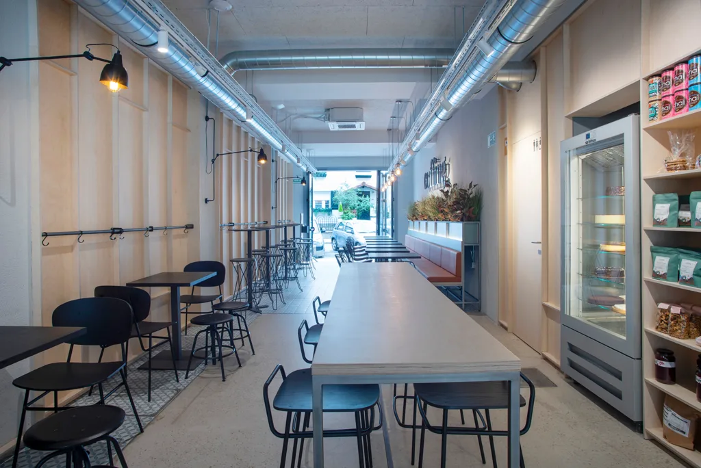 Vista de la entrada desde el interior de la Cafetería Coffing Pamplona sita en Aralar 30.