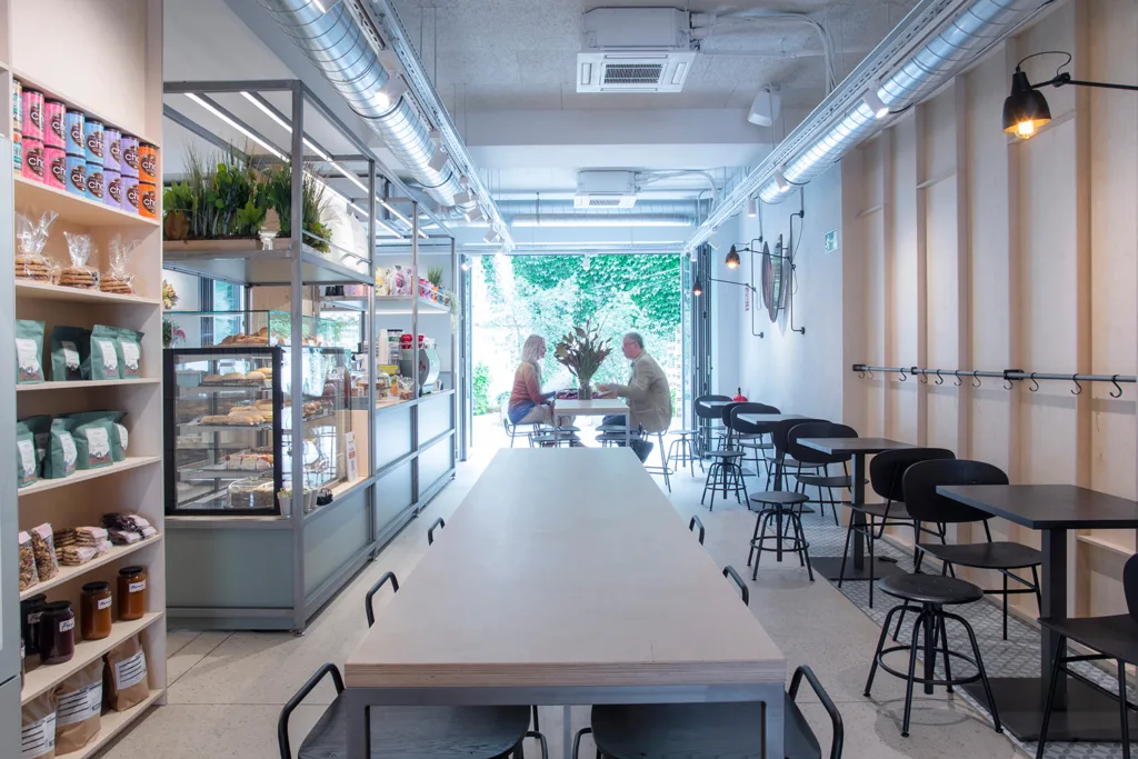 Vista del interior de la Cafetería Coffing Pamplona sita en Aralar 30.