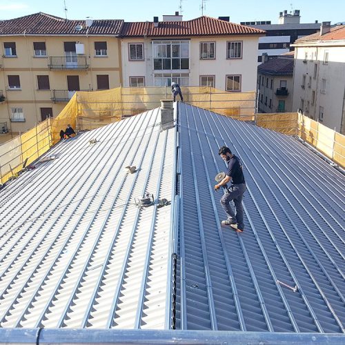 Proyecto de rehabilitación de cubierta y tejado del Edificio de espacios polivalentes de Huarte (Navarra).