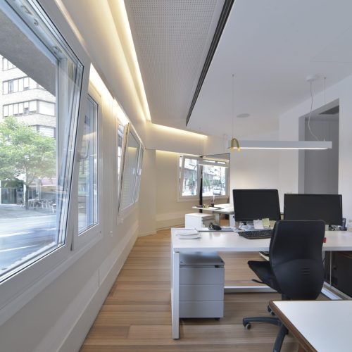 Proyecto de reforma integral de local comercial para el Estudio de arquitectura Urrutia en Pamplona (Navarra). Se ha creado un espacio de trabajo agradable, luminoso y funcional cuyo color principal es el blanco.