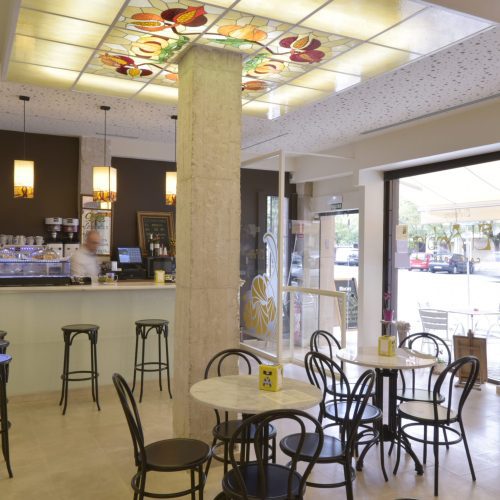 Proyecto de reforma integral de local comercial para la Cafetería Ambigú en el barrio de Iturrama en Pamplona (Navarra). Decoración moderna combinada con elementos Art Decó, combina mobiliario oscuro con ambiente claro.