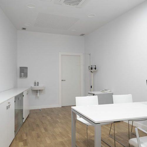 Proyecto de reforma integral de local comercial a pie de calle para una Clínica de nutrición en Pamplona (Navarra). Espacio moderno, cálido y elegante.