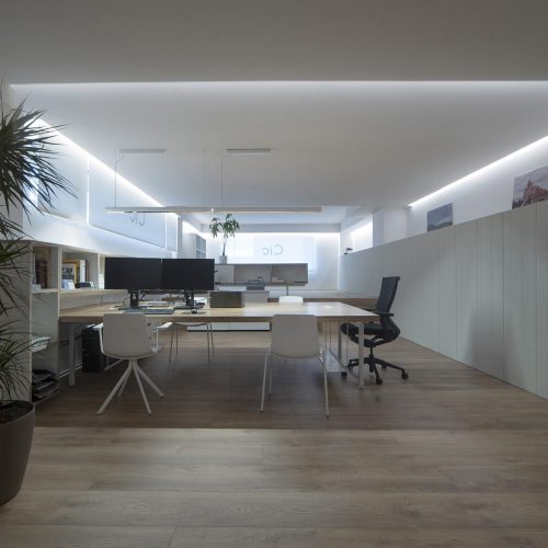 Cic Obras y Proyectos se traslada de Egüés a Sarriguren a unas nuevas oficinas reformadas y decoradas por ellos mismos. Estilo minimalista y limpio.