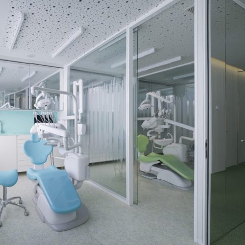 Proyecto de reforma integral de local comercial para la clínica dental Lekuona en Pamplona (Navarra). Diseño moderno y luminoso en tonos blanco, azul y verde claros.