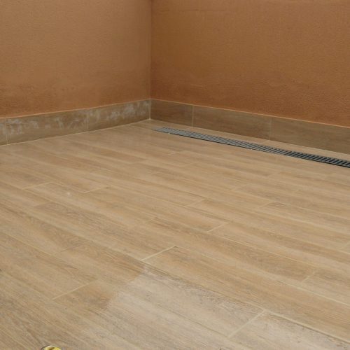 Proyecto de Rehabilitación de una terraza. Suelo revestido con cerámica imitación madera de primera calidad y solución a todos los problemas de aislamiento.